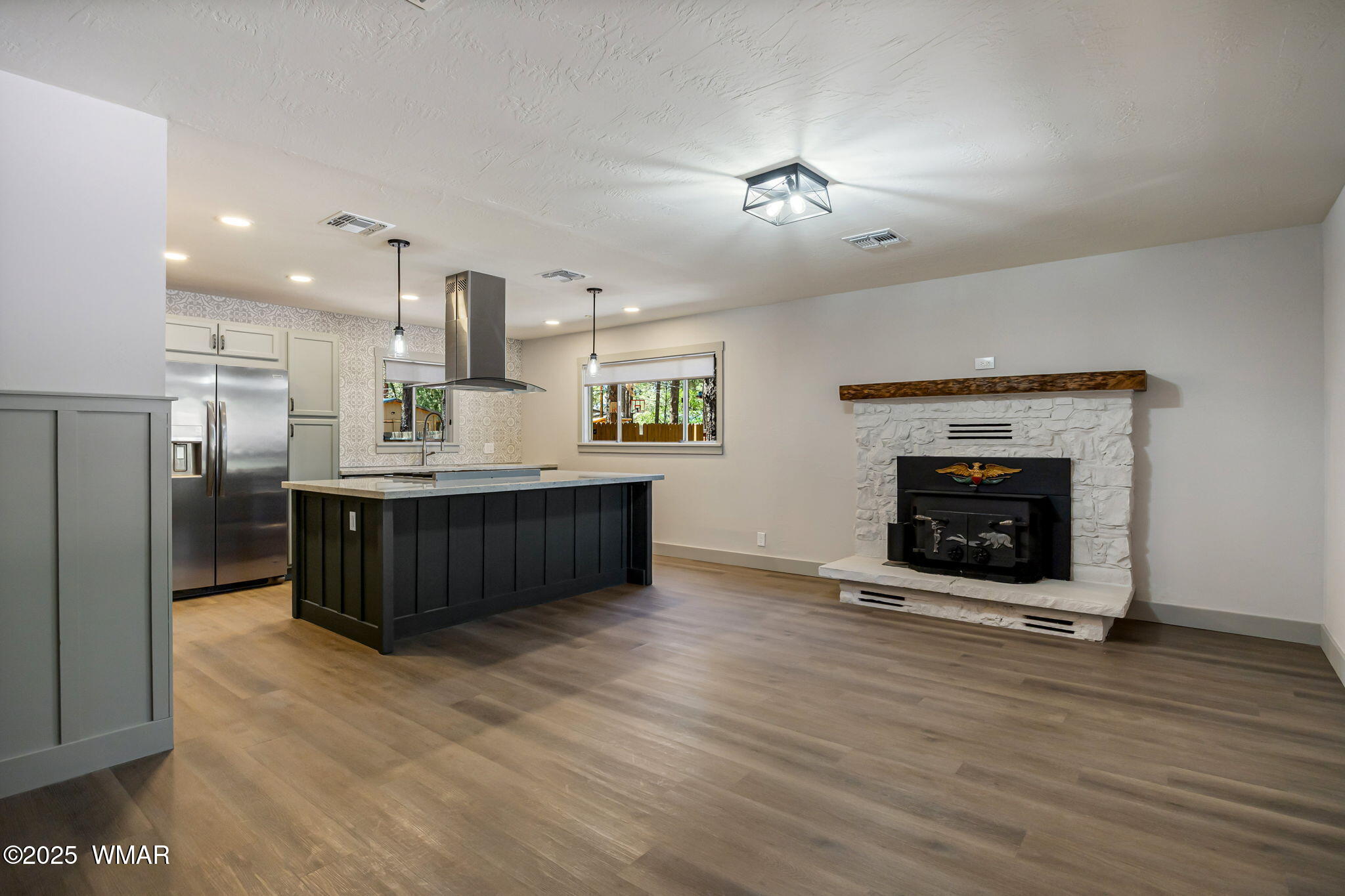 24 North Woodland Road Lakeside, AZ 85929 - Photo 5 of 37 Living Room, Kitchen