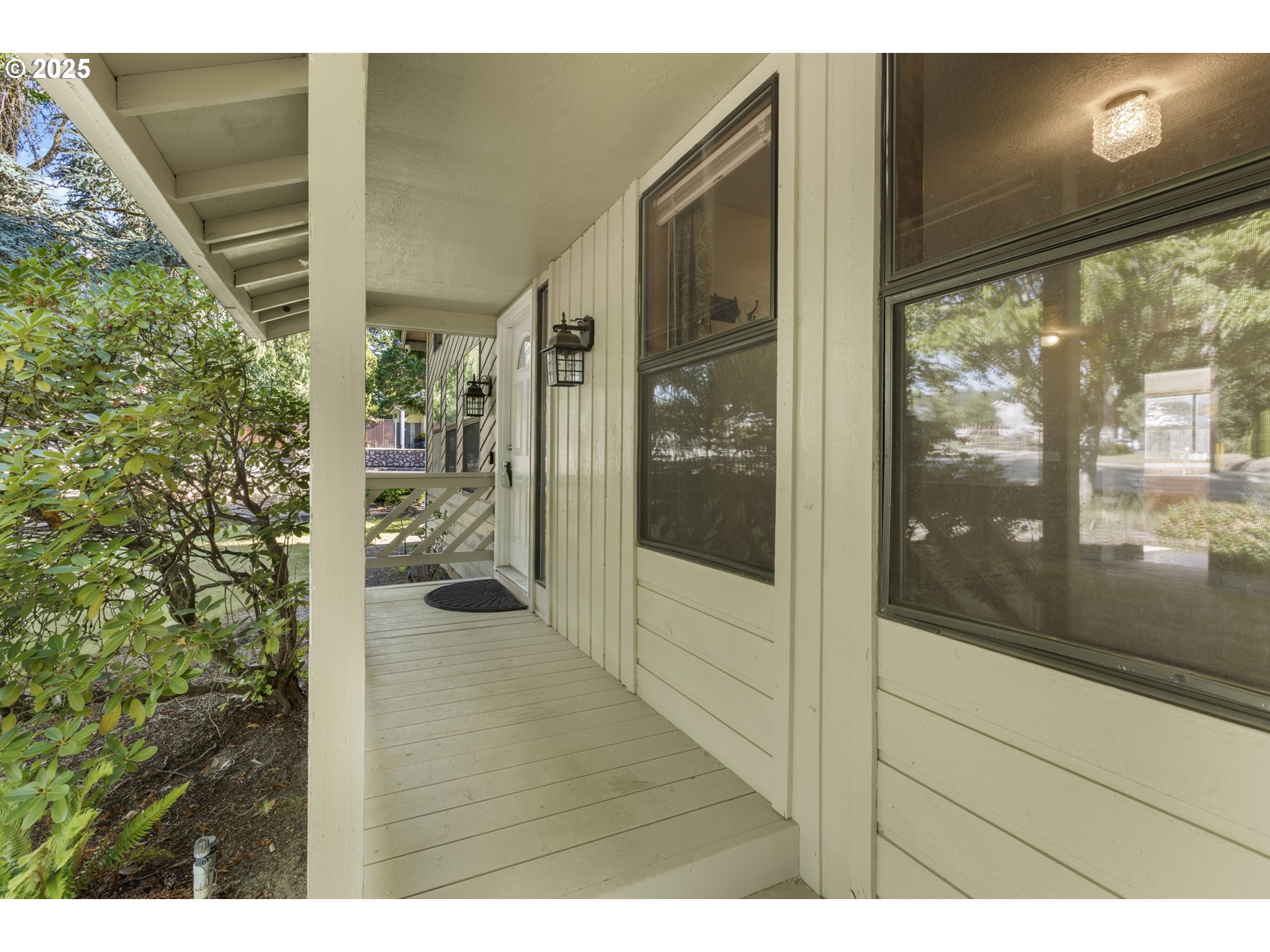 2641 Northwest Crocker Lane Albany, OR 97321 - Photo 4 of 47 a view of a hallway