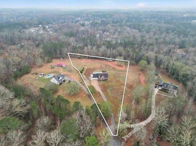 a view of a backyard