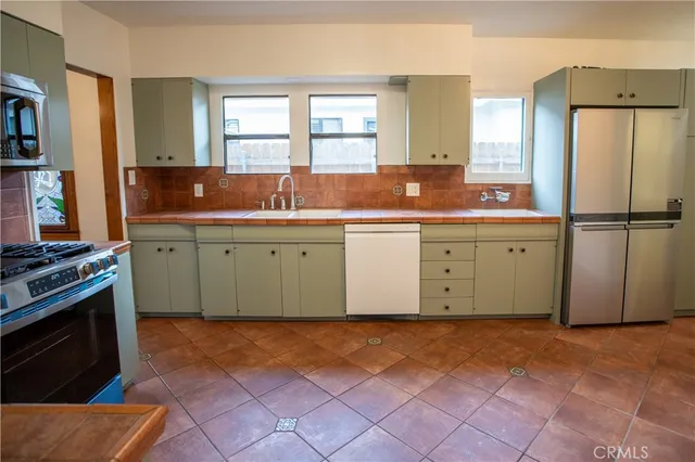 $6,350 | 1080 South Los Robles Avenue, Pasadena, CA 91106