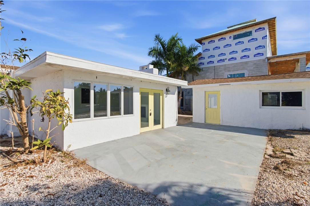 2754 Shoreview Drive Naples, FL 34112 - Photo 9 of 18 a view of a house with a potted plant