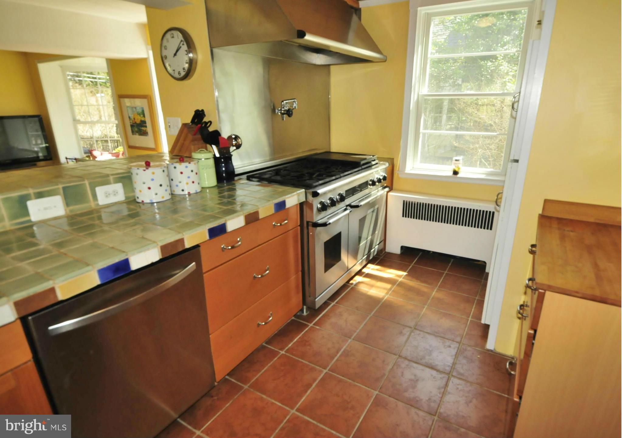 5407 Springlake Way Baltimore, MD 21212 - Photo 7 of 30 Stainless steel appliances & new tile floor