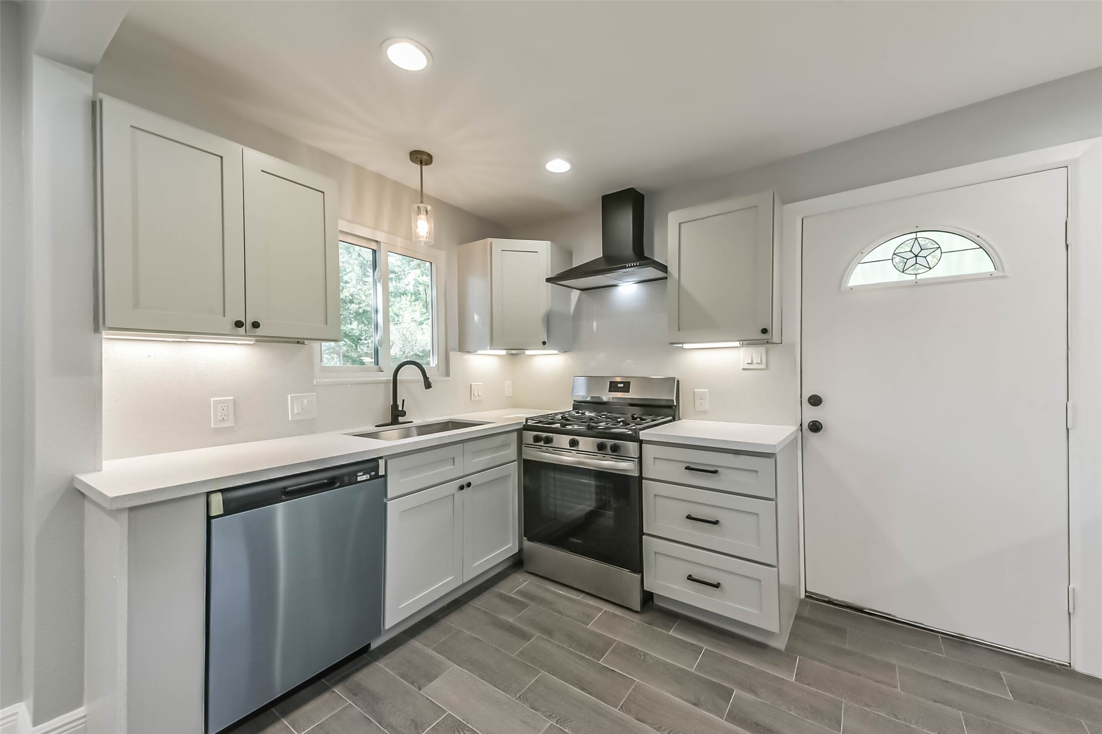 8925 Everglade Drive Houston, TX 77078 - Photo 13 of 31 a kitchen with stainless steel appliances a sink stove and cabinets