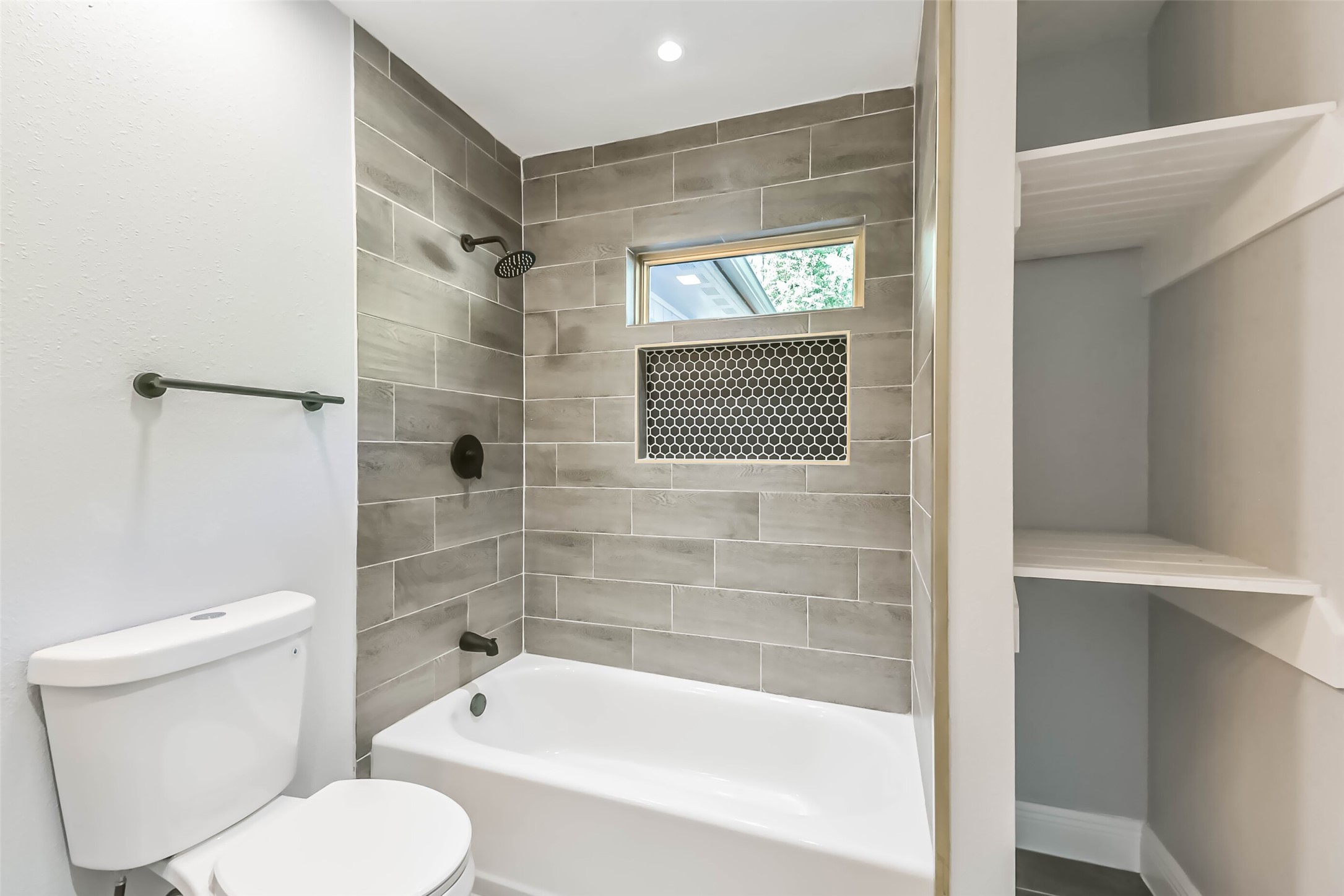 8925 Everglade Drive Houston, TX 77078 - Photo 25 of 31 a bathroom with a toilet and a bathtub