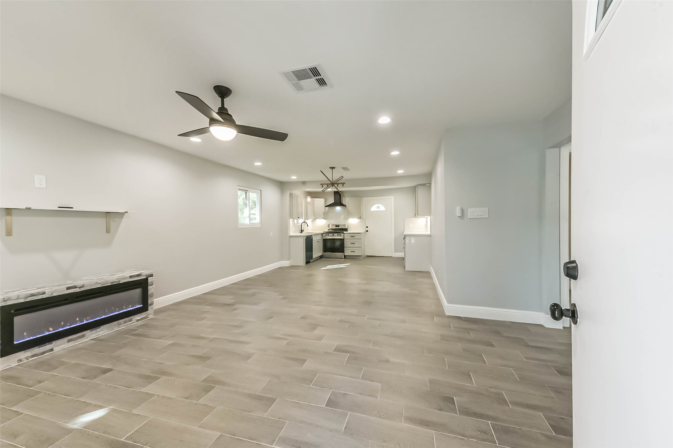 8925 Everglade Drive Houston, TX 77078 - Photo 7 of 31 a view of a livingroom and a ceiling fan