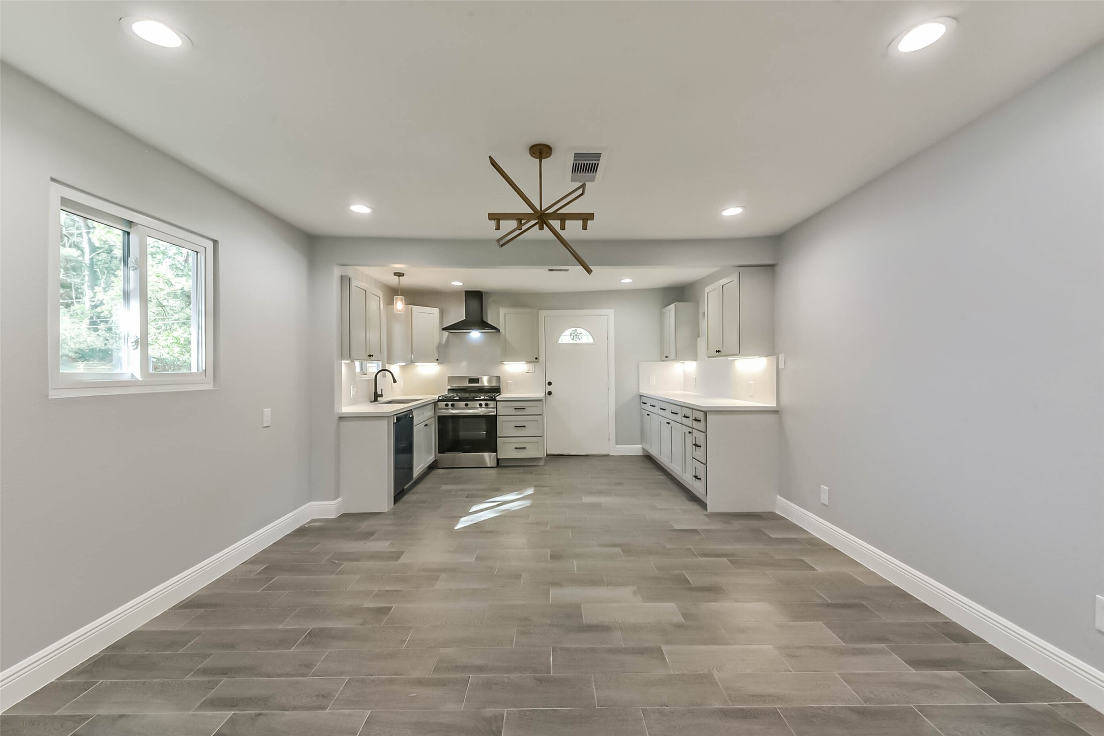 8925 Everglade Drive Houston, TX 77078 - Photo 10 of 31 a view of a livingroom with a furniture and a ceiling fan