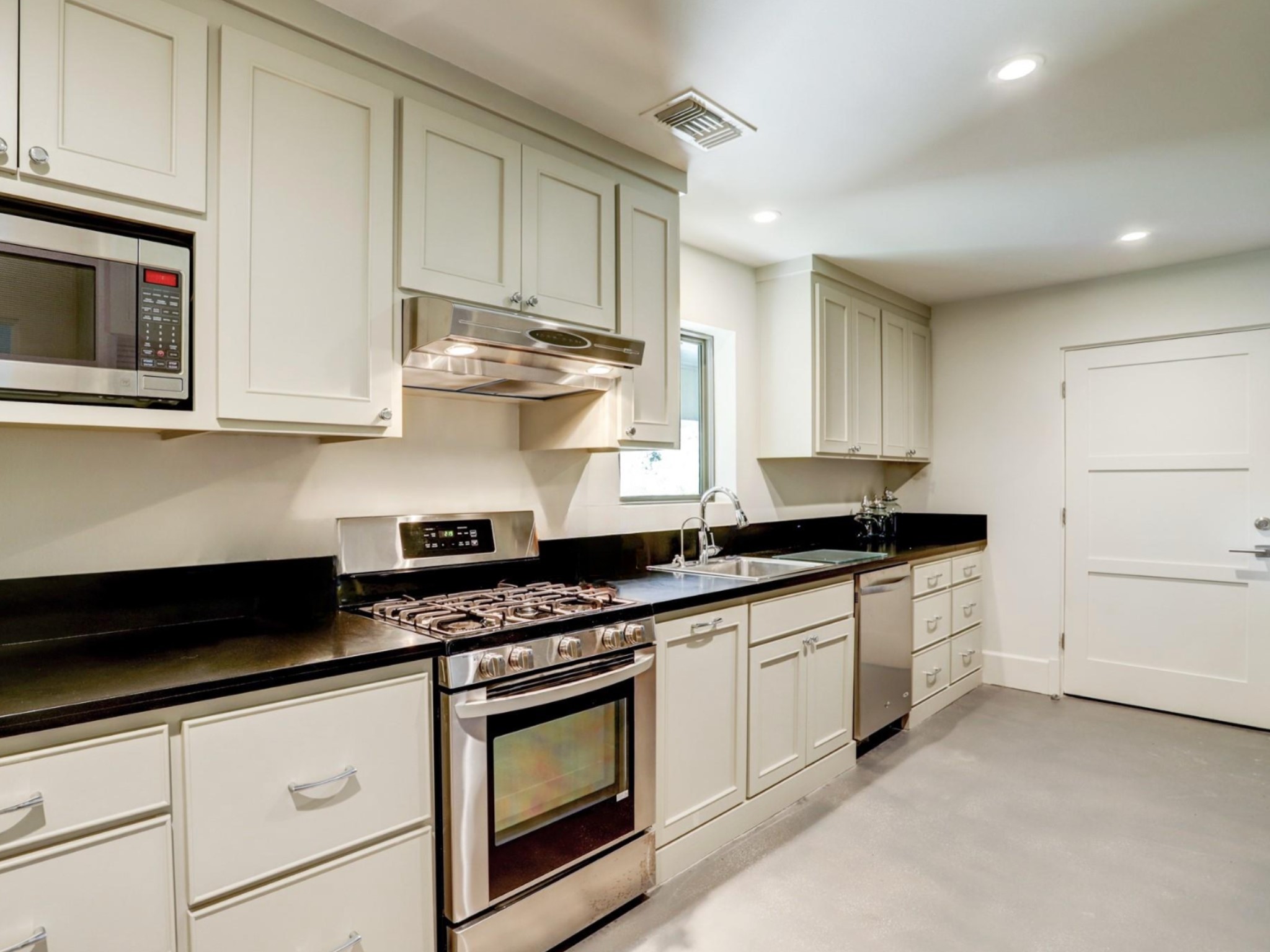 633 Quintana Roo Place Seabrook, TX 77586 - Photo 38 of 47 The catering kitchen, located by the outdoor summer kitchen, is ideal for hosting events. The space also includes a second washer/dryer and two large storage closets.
