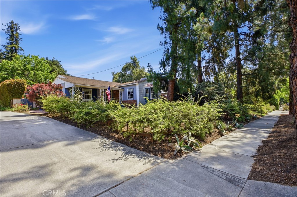 541 East Woodbury Road Altadena, CA 91001 - Photo 3 of 47