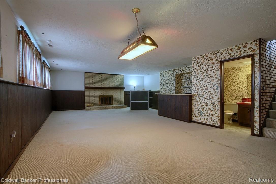 42279 Saltz Road Canton, MI 48187 - Photo 24 of 32 021 Family_Room.jpg
