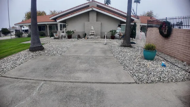 a view of a house with backyard
