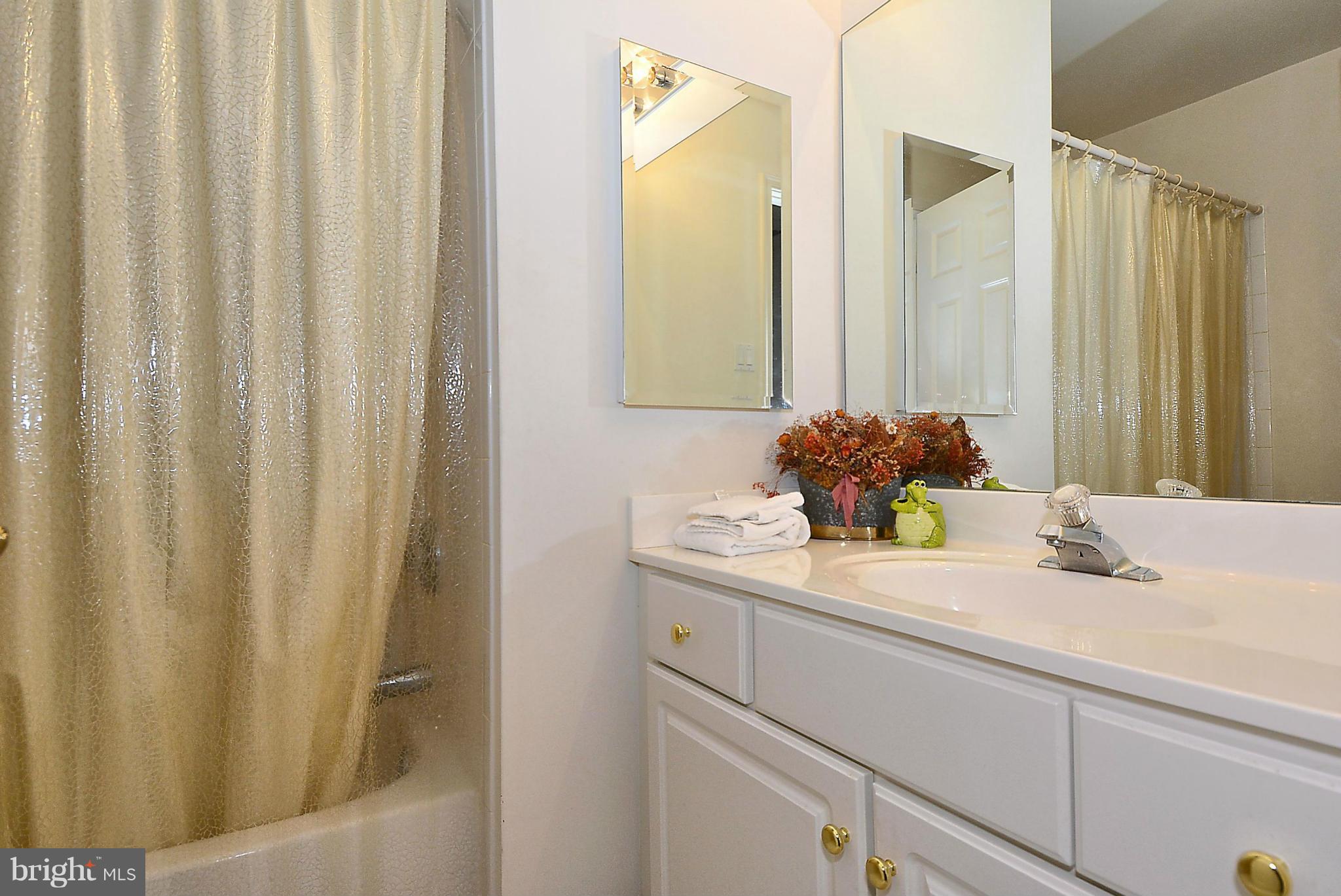 32 Roland Green, Unit 16 Baltimore, MD 21210 - Photo 23 of 29 Bath in #3 bedrm