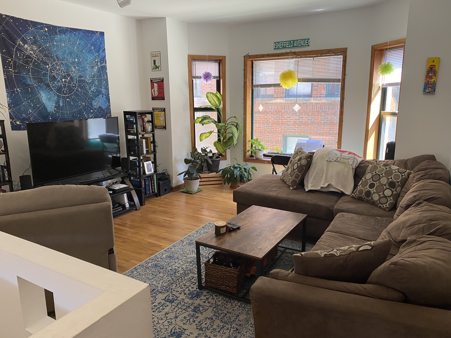 632 West Patterson Avenue, Unit 1N Chicago, IL 60613 - Photo 3 of 17 a living room with furniture and a flat screen tv