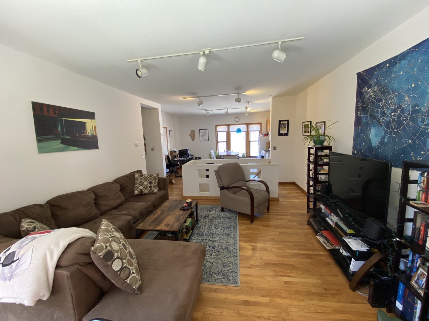 632 West Patterson Avenue, Unit 1N Chicago, IL 60613 - Photo 7 of 17 a living room with furniture and a flat screen tv