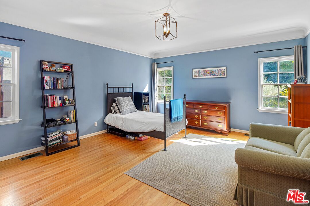 10614 Le Conte Avenue Los Angeles, CA 90024 - Photo 18 of 33 a living room with furniture and a wooden floor