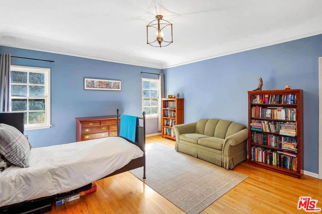 10614 Le Conte Avenue Los Angeles, CA 90024 - Photo 19 of 33 a living room with furniture workspace and a window