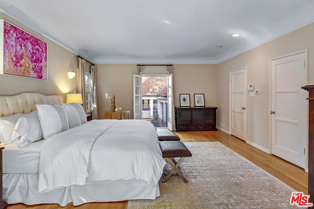 10614 Le Conte Avenue Los Angeles, CA 90024 - Photo 21 of 33 a spacious bedroom with a bed and a dresser in it