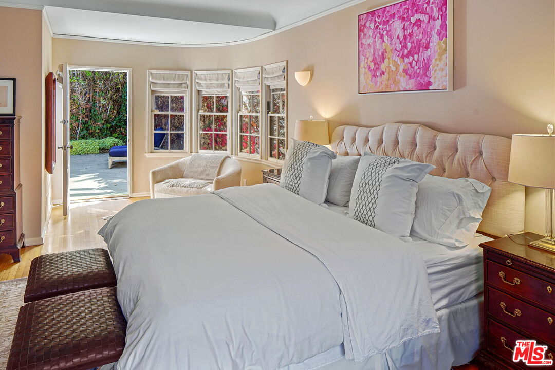 10614 Le Conte Avenue Los Angeles, CA 90024 - Photo 23 of 33 a bedroom with a large bed and a window