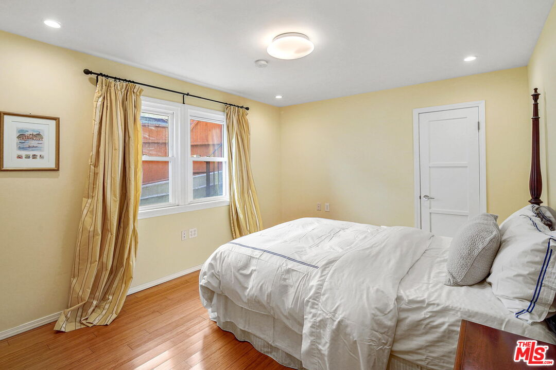 10614 Le Conte Avenue Los Angeles, CA 90024 - Photo 25 of 33 a bedroom with a bed and wooden floor