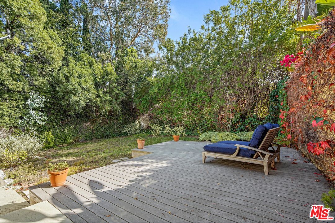 10614 Le Conte Avenue Los Angeles, CA 90024 - Photo 32 of 33 a backyard of a house with table and chairs