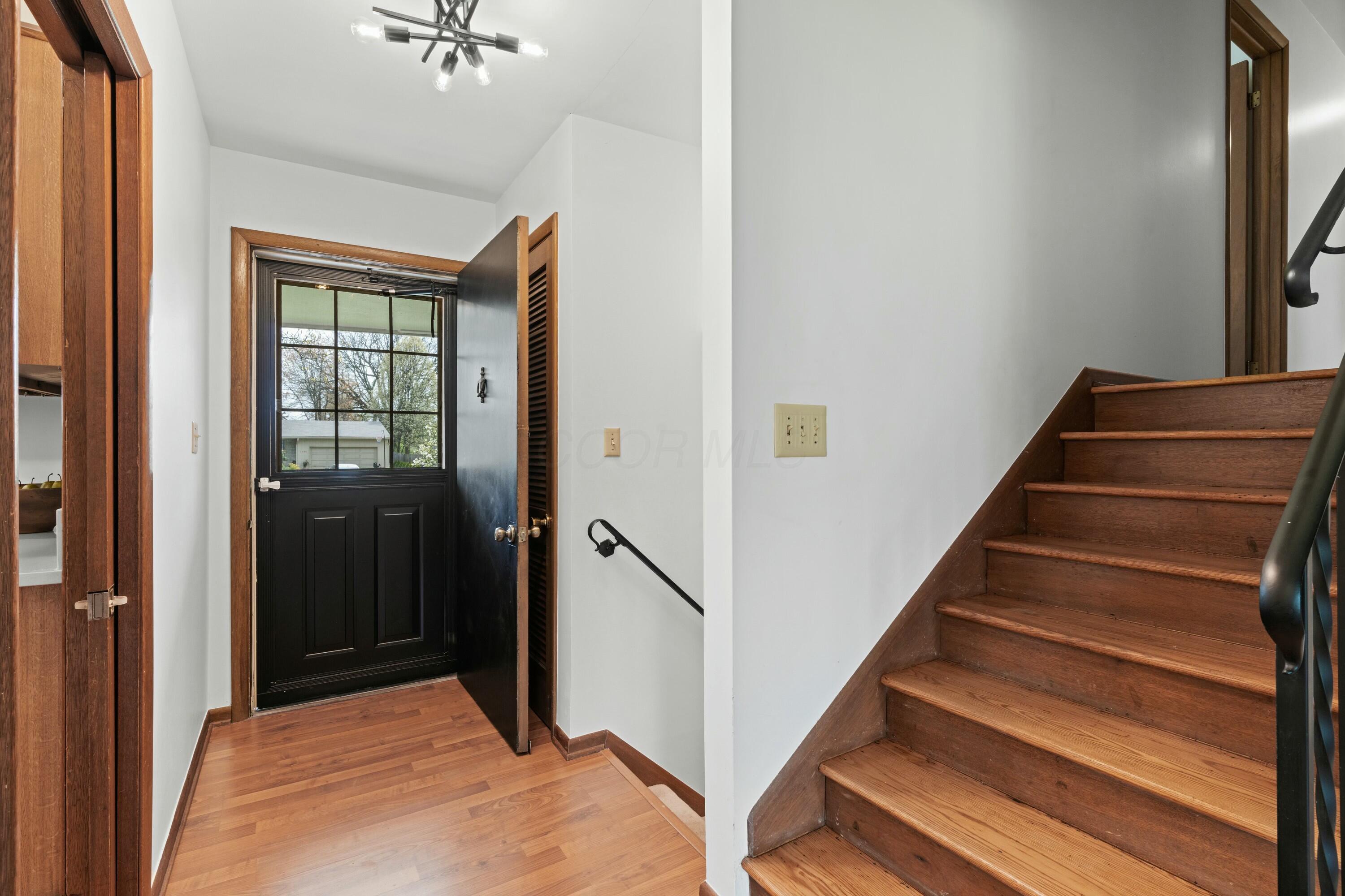 2500 Lytham Road Upper Arlington, OH 43220 - Photo 9 of 69 Entry