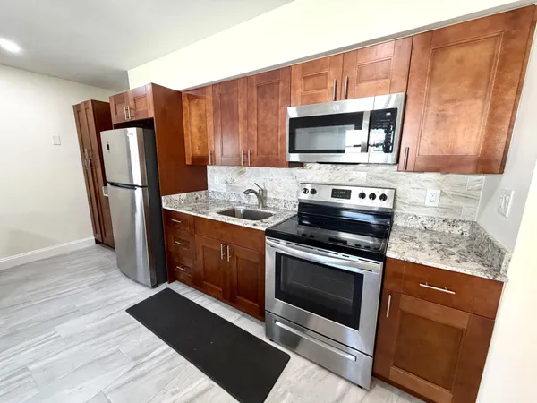 $1,600 | 5121 Southwest 40th Avenue, Dania Beach, FL 33314