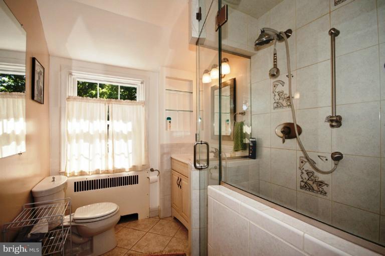 4218 Kelway Road Baltimore, MD 21218 - Photo 13 of 29 Bath
