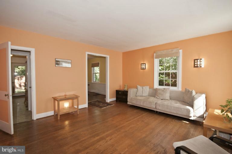 4218 Kelway Road Baltimore, MD 21218 - Photo 4 of 29 Living Room