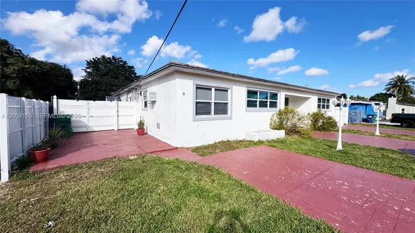 $2,200 | 165 Northeast 162nd Street, Unit B B, Miami, FL 33162