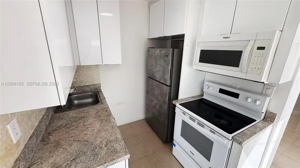 $2,200 | 165 Northeast 162nd Street, Unit B B, Miami, FL 33162