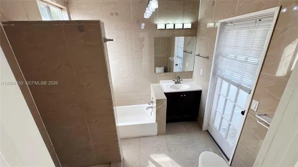 $2,200 | 165 Northeast 162nd Street, Unit B B, Miami, FL 33162
