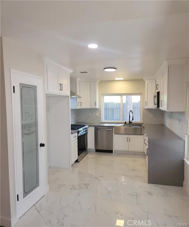 10160 Medallion Place Riverside, CA 92503 - Photo 3 of 29