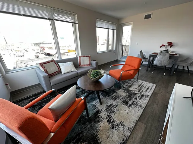 $2,321 | 409 Elm Street, Unit 609, Manchester, NH 03101