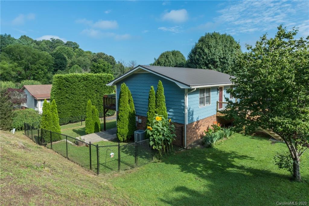 144 Pebblebrook Street Clyde, NC 28721 - Photo 3 of 35 Gallery Image 3
