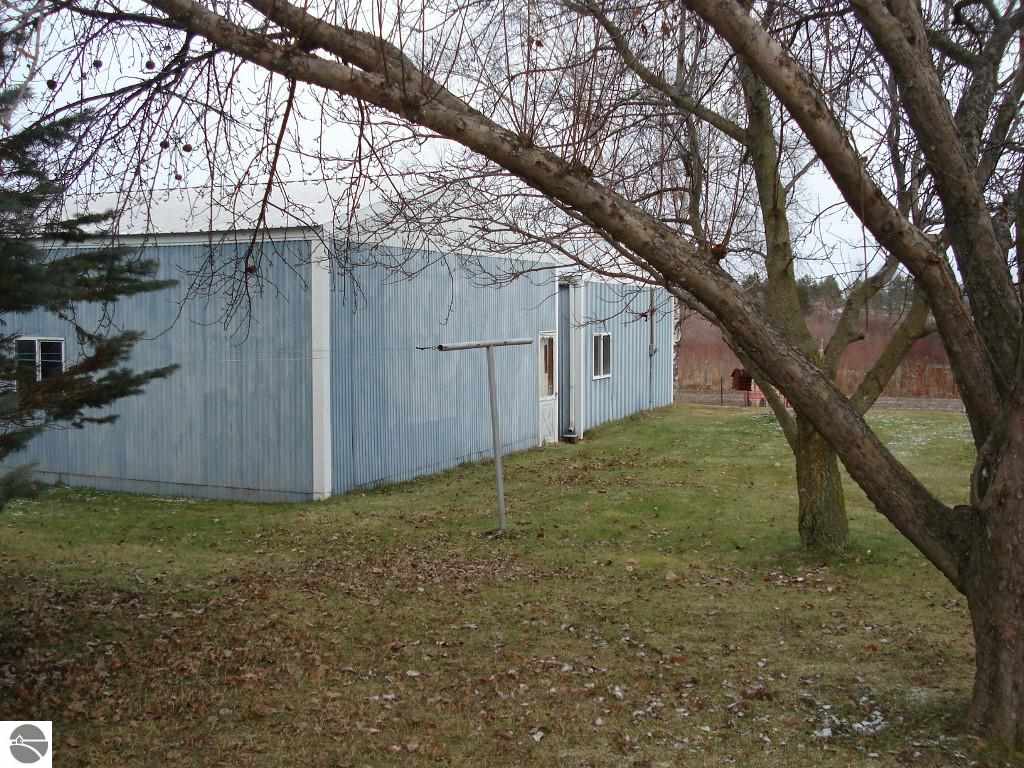 570 East North County Line Road Farwell, MI 48622 - Photo 26 of 32 1793350-25.JPG