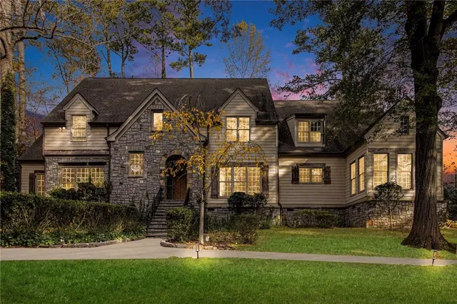 a view of a house with a yard