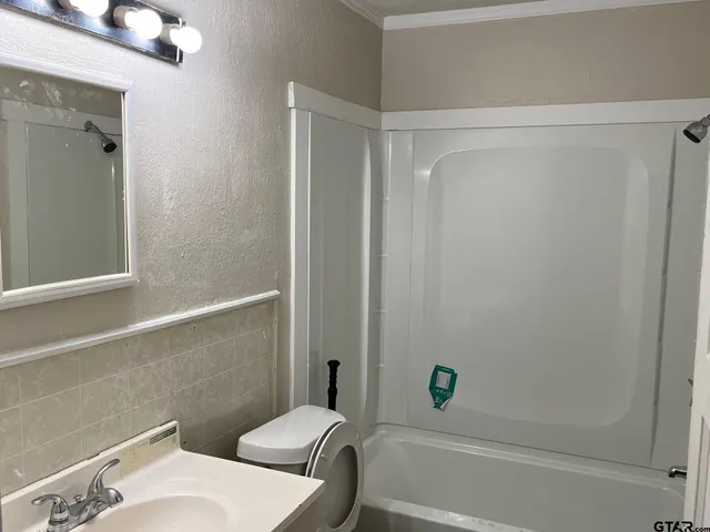 $1,250 | 2616 Oak Lane, Tyler, TX 75701