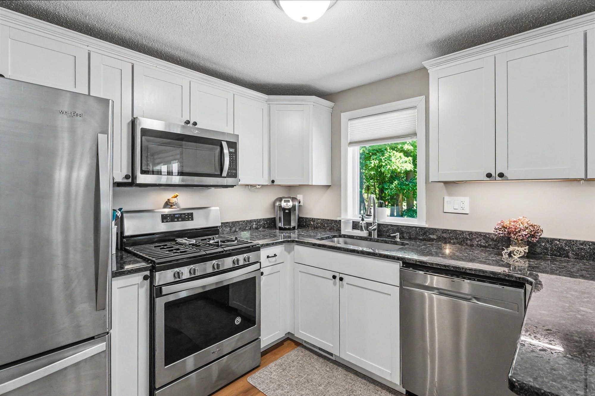 3 Salisbury Road Nashua, NH 03064 - Photo 15 of 48