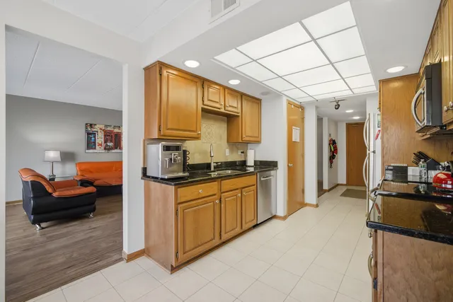 $348,500 | 1380 Oakwood Avenue, Unit 306, Des Plaines, IL 60016