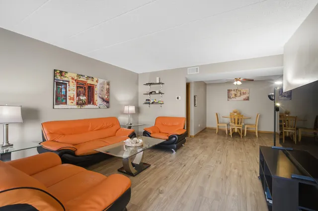 $348,500 | 1380 Oakwood Avenue, Unit 306, Des Plaines, IL 60016