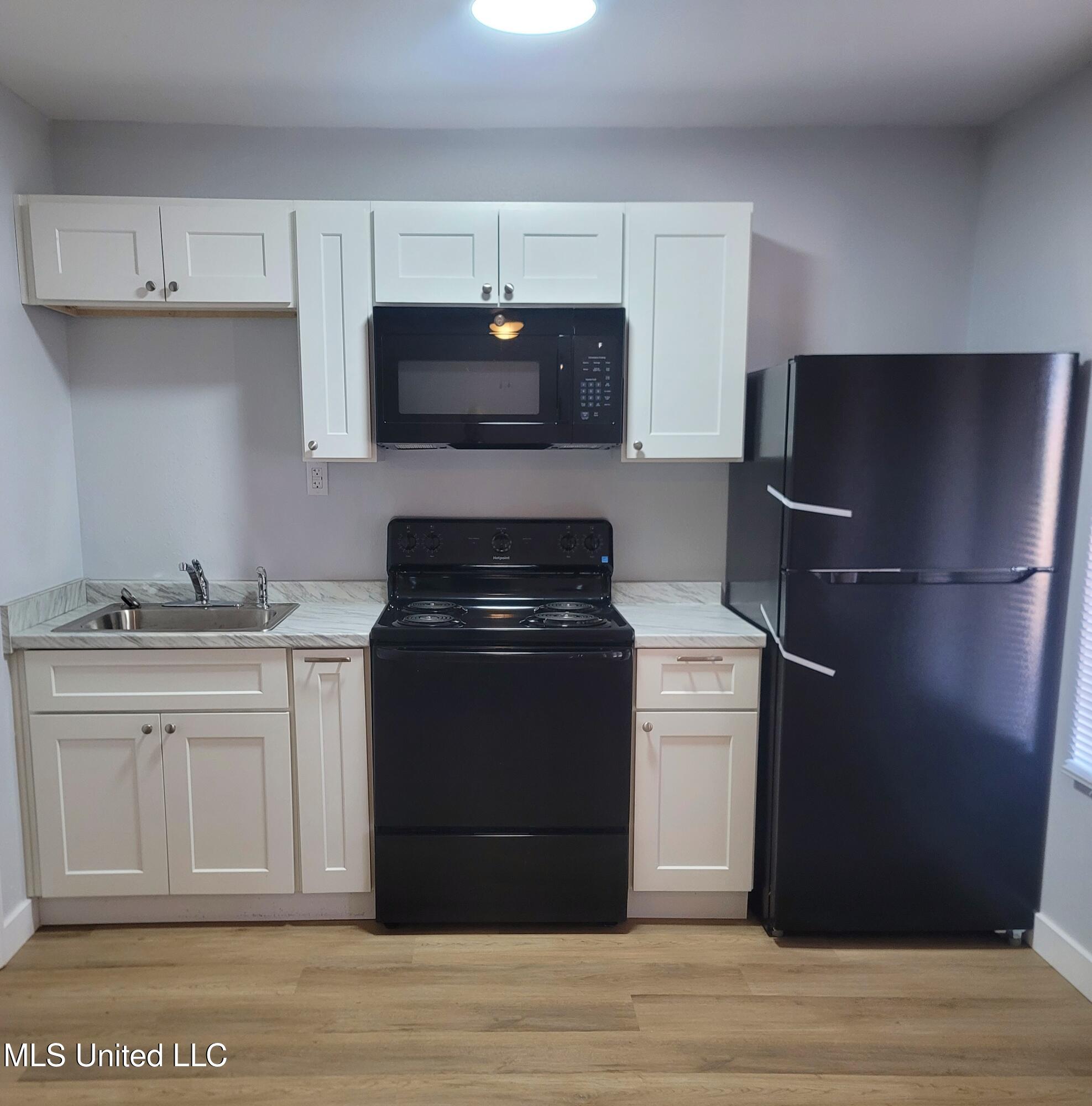 511 32nd Street, Unit 104 Gulfport, MS 39507 - Photo 3 of 8 20251015_105854~2