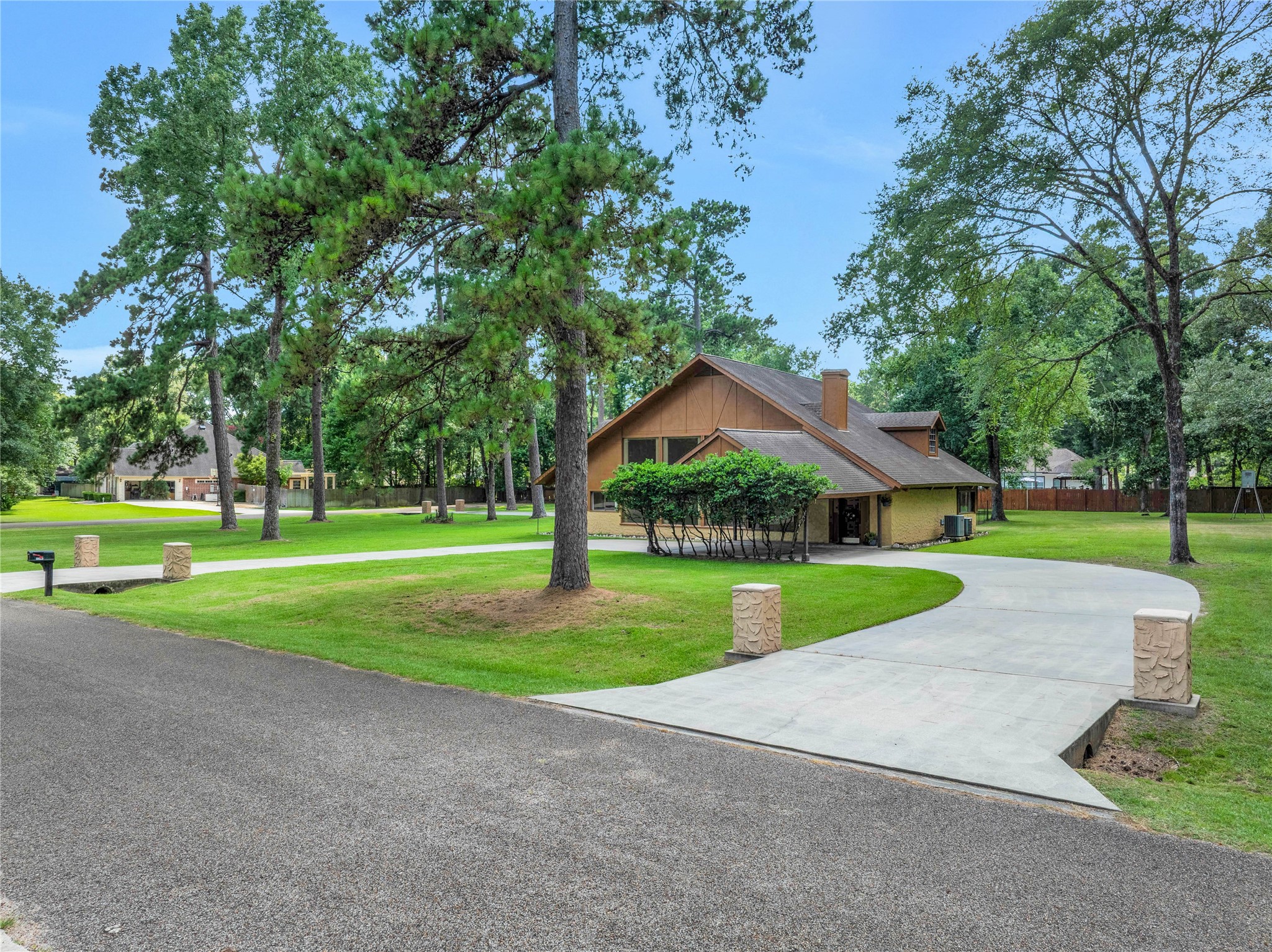 15418 Willis Way Conroe, TX 77384 - Photo 2 of 41 Very large circle drive to accommodate all your needs