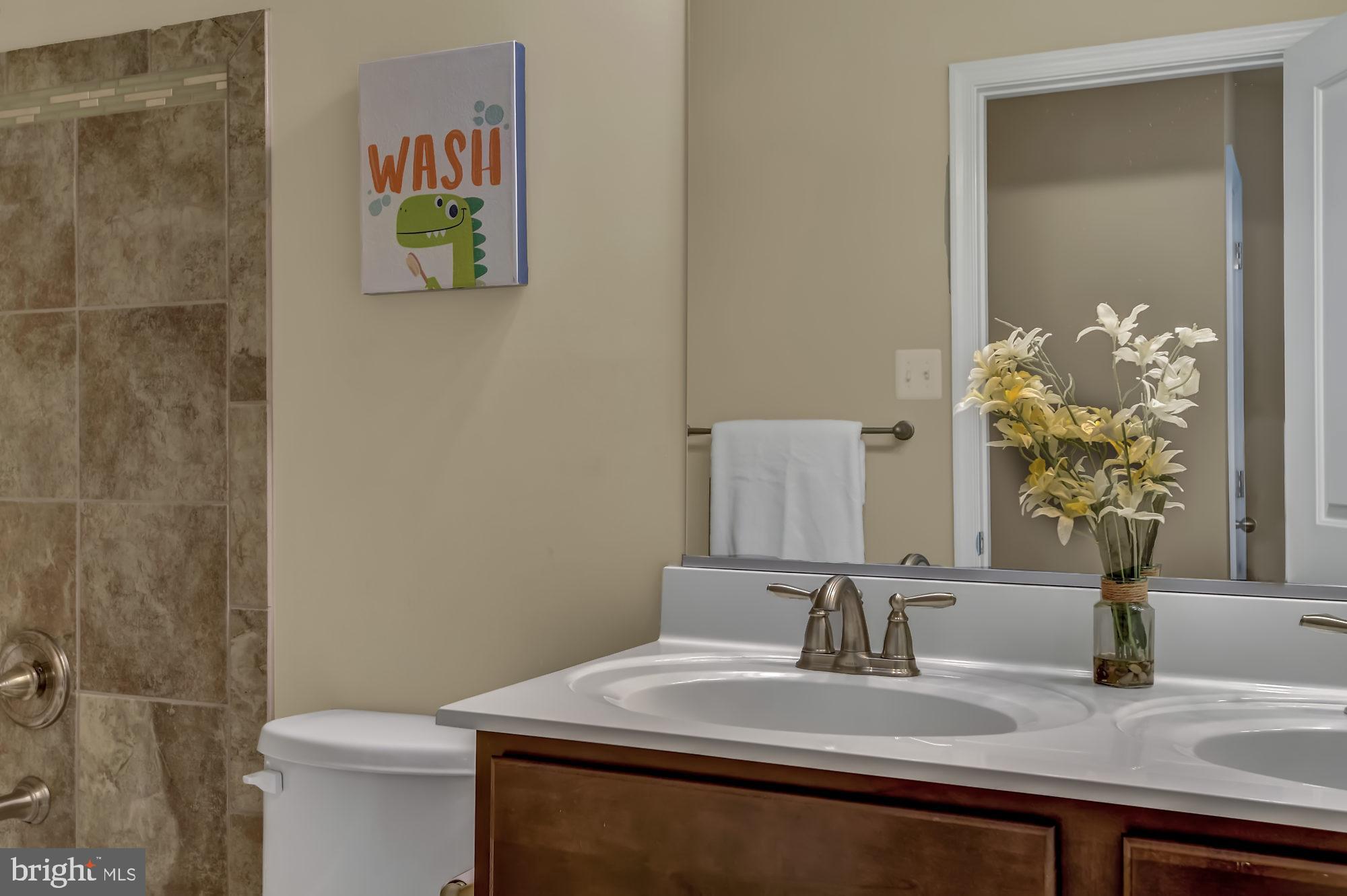 20001 Gunpowder Road Manchester, MD 21102 - Photo 22 of 28 Hall bathroom w double vanity & tiled tub/shower