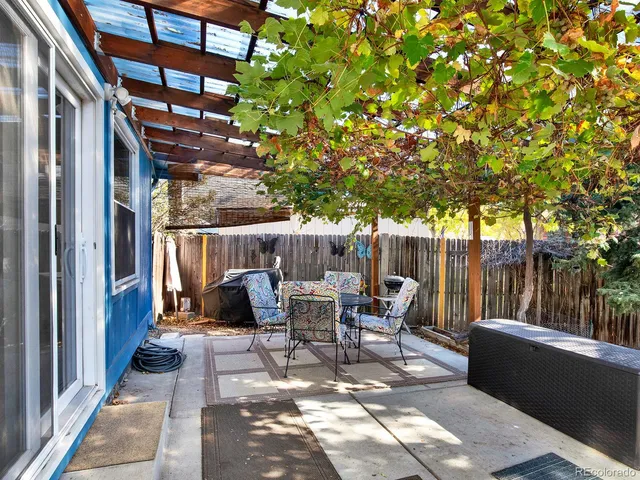 a view of a backyard