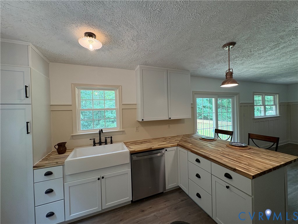 3011 Quaker Road Quinton, VA 23141 - Photo 6 of 31 The kitchen has a new Sinkology farmhouse sink , h
