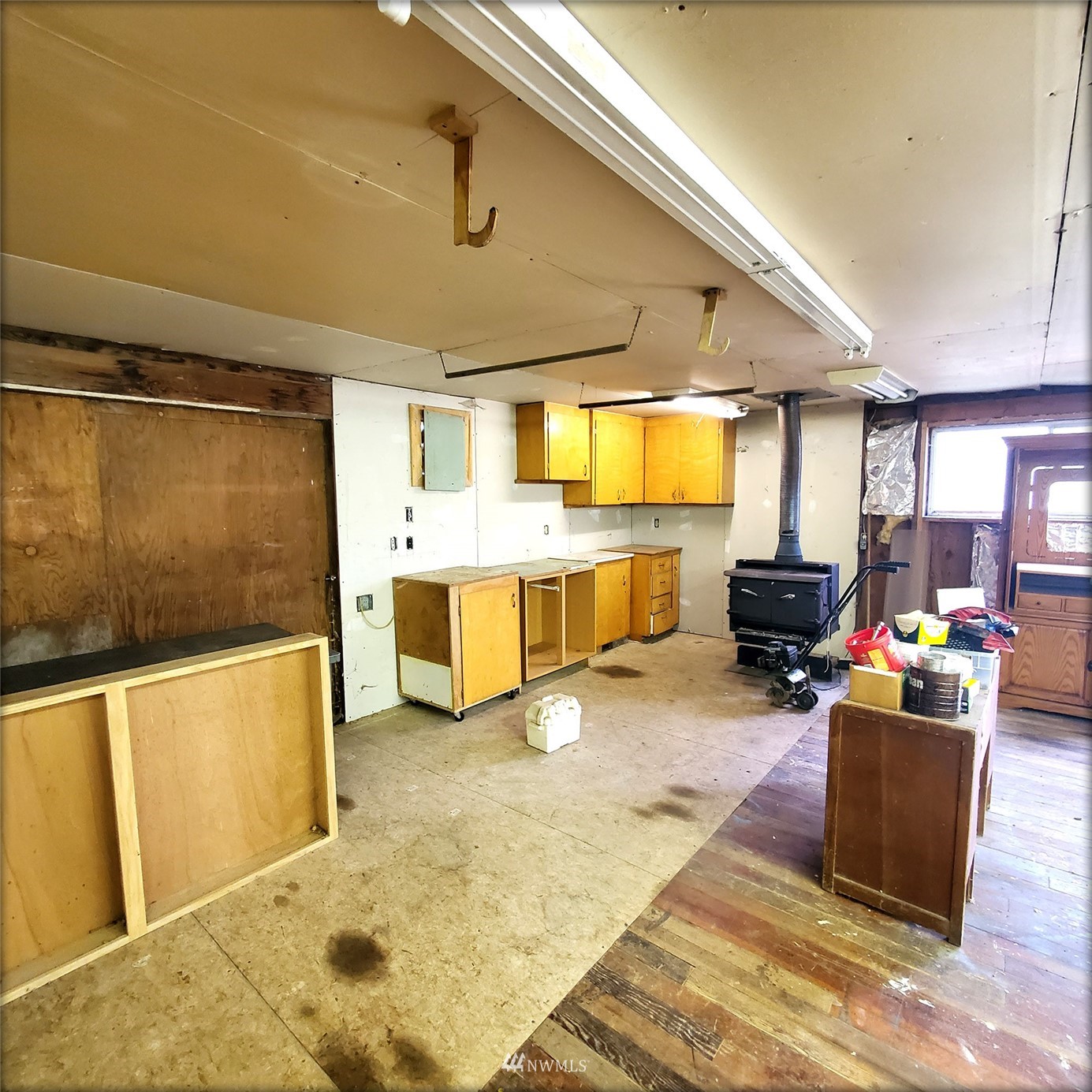 12890 Pulver Road Burlington, WA 98233 - Photo 16 of 18 a view of a livingroom with workspace and a window