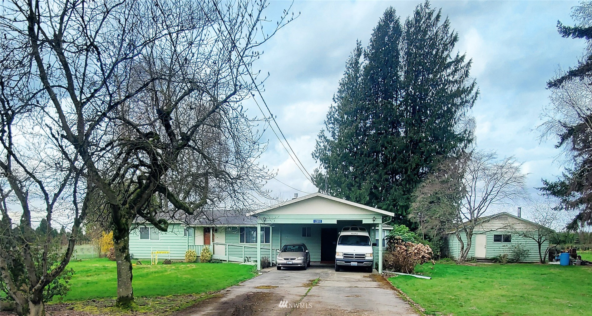12890 Pulver Road Burlington, WA 98233 - Photo 4 of 18 a front view of a house with garden