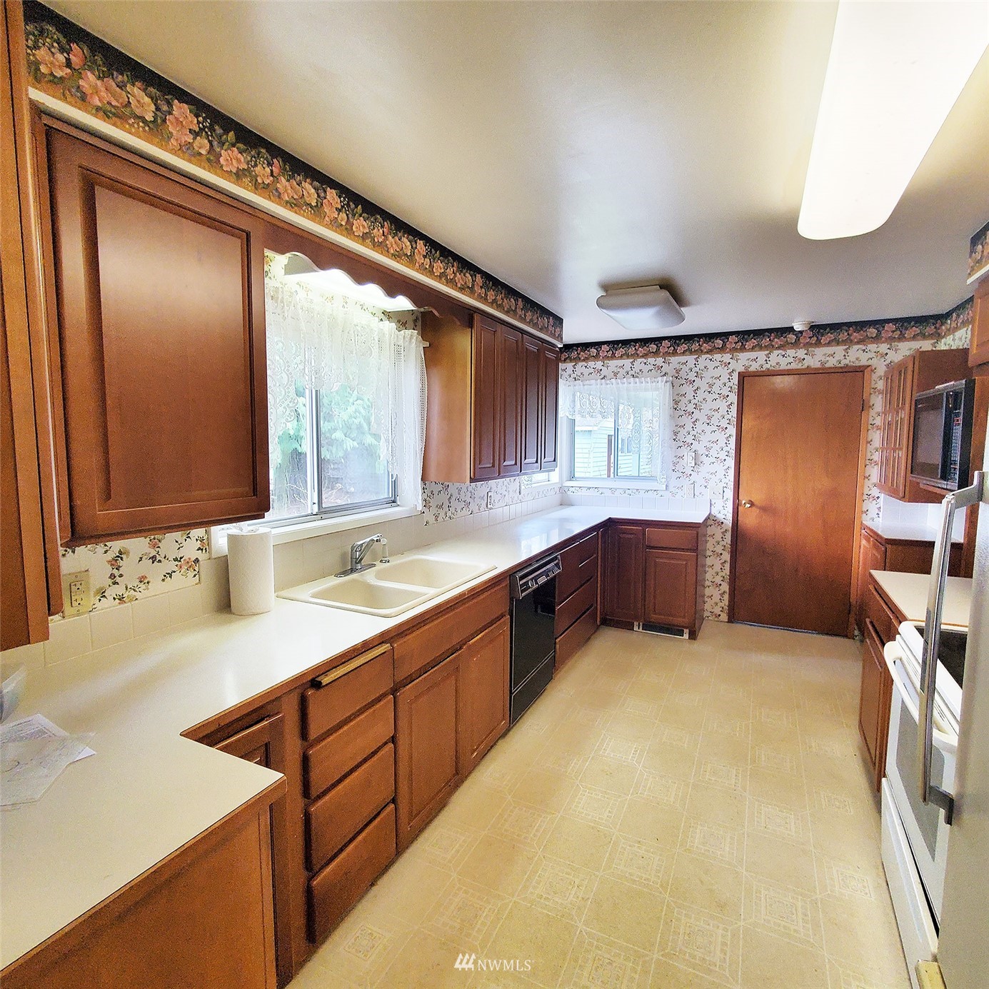 12890 Pulver Road Burlington, WA 98233 - Photo 5 of 18 a bathroom with a tub sink and mirror