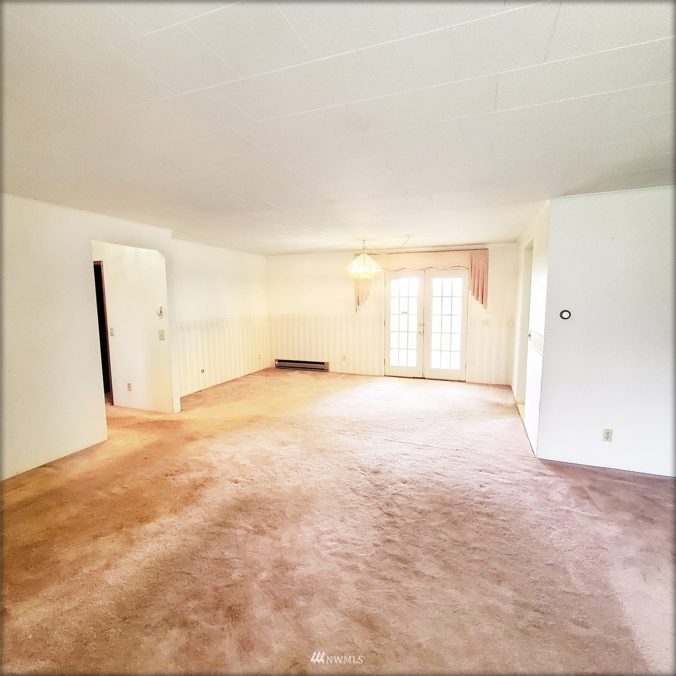 12890 Pulver Road Burlington, WA 98233 - Photo 10 of 18 an empty room with a window