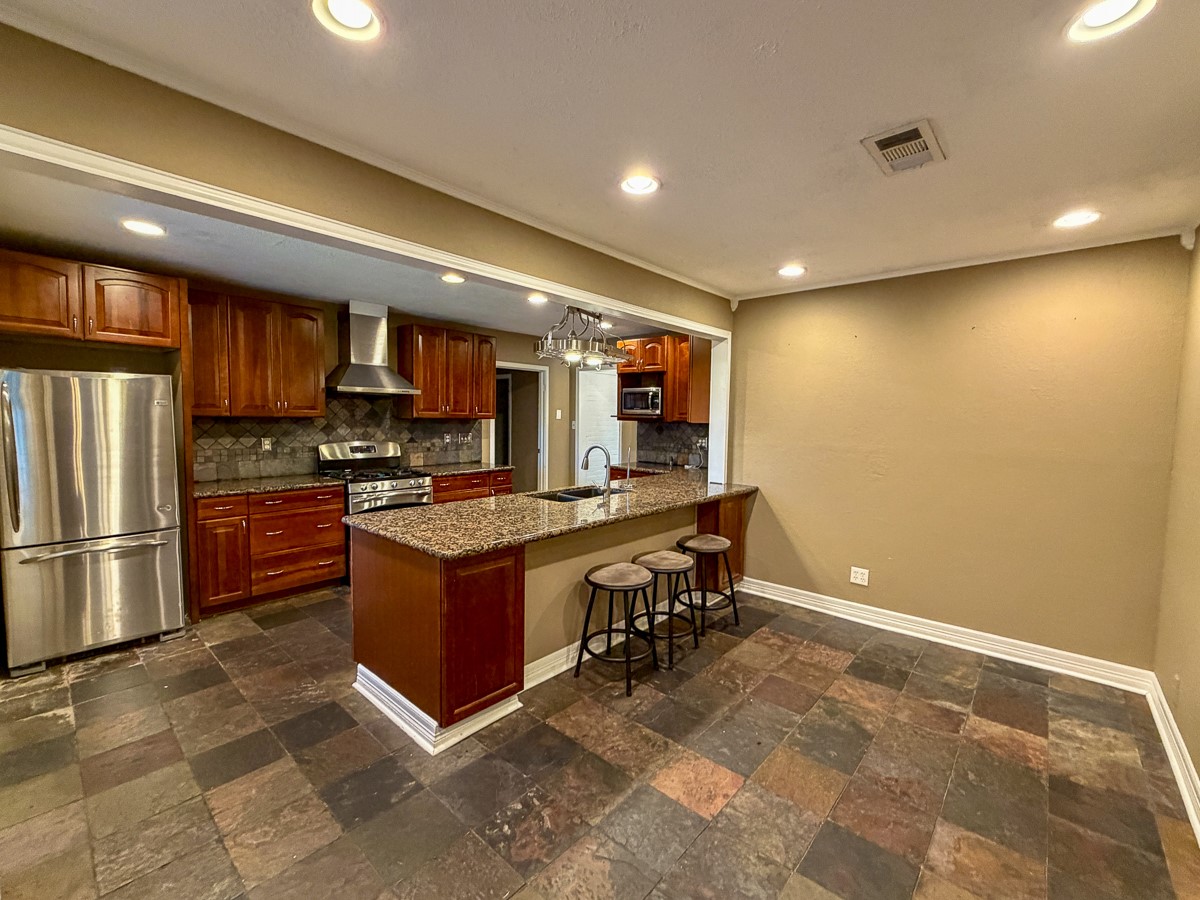 516 Roundabout Road Huntsville, TX 77320 - Photo 5 of 24