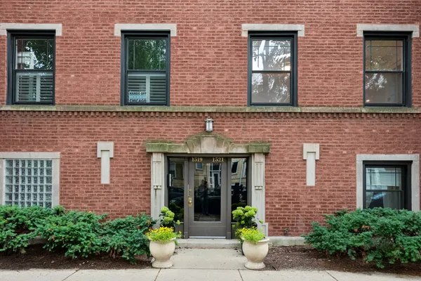 $3,300 | 1521 West Sunnyside Avenue, Unit 2, Chicago, IL 60640